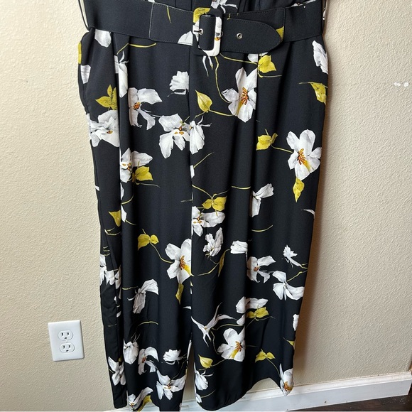 CITY CHIC NWT Jumpsuit Crepe Floral Capri Length Sleeveless Split Neck Sz XXL/24 - Picture 3 of 9